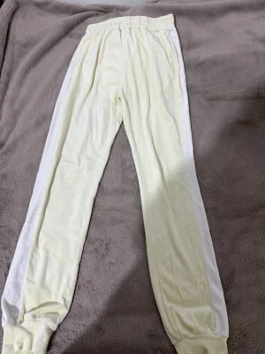 Mjukisset från Lindex – tröja 146/152 & byxor 170 - Mjuka och bekväma mjukisbyxor från Lindex i matchande färg. Resår i midja och benslut för bra passform och komfort. Använda 2 gånger och i fint skick, inga fläckar eller slitningar. Säljs då de blivit för små. Storlek: 170 