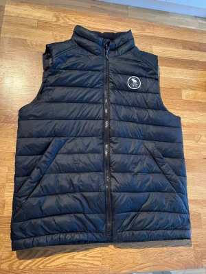 Abercrombie väst - Här har vi en lite schysstare abercrombie väst i storlek 13/14. Inga tydliga tecken på användning. Pris kan diskuteras!