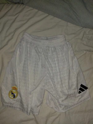 Real Madrid Shorts - Luftiga och sköna men även snygga, bra kvalitet i helhet. De passar även väldigt bra. Storlek M men passar folk i en rad av olika storlekar eftersom den är något elastiskt.
