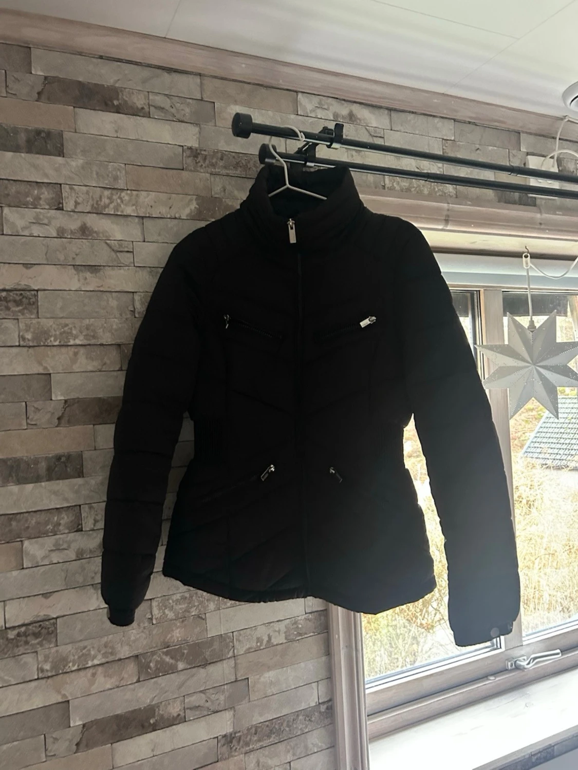 Svart pufferjacka från Livelo