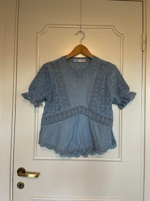 Blå topp - Jättefin blå topp från Zara i storlek s. Knappt använd. Hör av er vid frågor!