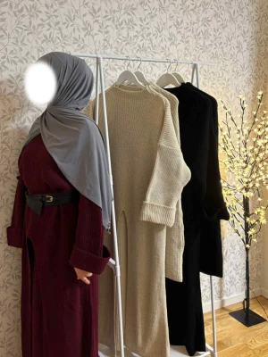 Lång vinröd stickad klänning med kjol  - Lång, vinröd stickad kofta med breda ärmar och snygg slits framtill.  Perfekt för lager på lager och ger en chill men ändå stilren vibe. Bälten kommer inte med . Passar S/M. Från Turkiet.