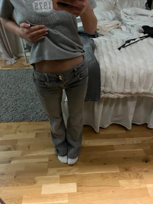 Grå jeans från Gina Tricot, storlek 164 - Gråa jeans från Gina Young i storlek 164, med en stjärna på bakfickan 💕säljer för 200❤️