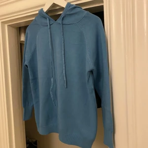 Blå hoodie - Säljer en snygg blå hoodie av liknande Kashmir material med långa ärmar och justerbar huva | perfekt för en avslappnad stil |Storlek S | tveka inte vid intresse och köp😀