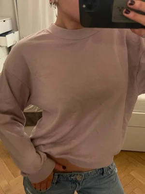 En lila sweatshirt med tryck💜 - En lila sweatshirt med tryck vid bröstet. 