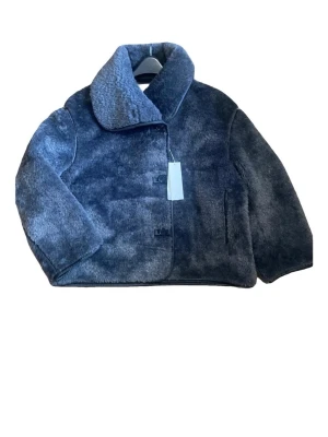 ARKET mörkgrå/blå teddyjacka  - Säljer denna trendiga mörkgråa/blåa teddyjackan från ARKET med bred krage och stora svarta knappar framtill. Den är i xs-s. Men den är lite oversize i passformen så den hade passat en m också. Knappt använd