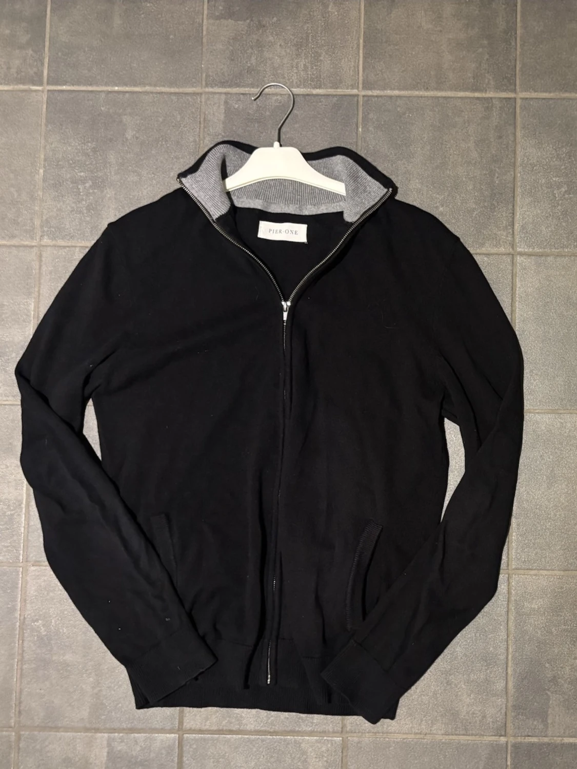 Svart kofta med dragkedja från Pier One