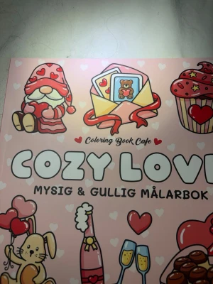 Cozy Love: Mysig & Gullig Målarbok - Upptäck en magisk och gullig målarbok fylld med söta motiv som cupcakes, djur, ballonger och hjärtan! Perfekt för dig som vill koppla av, vara kreativ och skapa konst som sprider kärlek. Inspireras av mindfulness och dela dina färgglada mästerverk med vänner! Helt oanvänd 