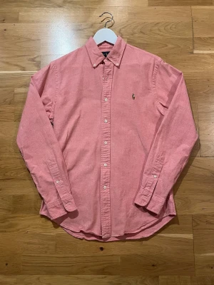 Ralph Lauren - Rosa Skjorta - Klassisk Ralph Lauren skjorta | Storlek: M, Slim Fit | Skick: Nyskick | Kvitto finns! | Kom privat vid frågor, allt gott | Kolla min profil för fler Ralph Lauren skjortor | 