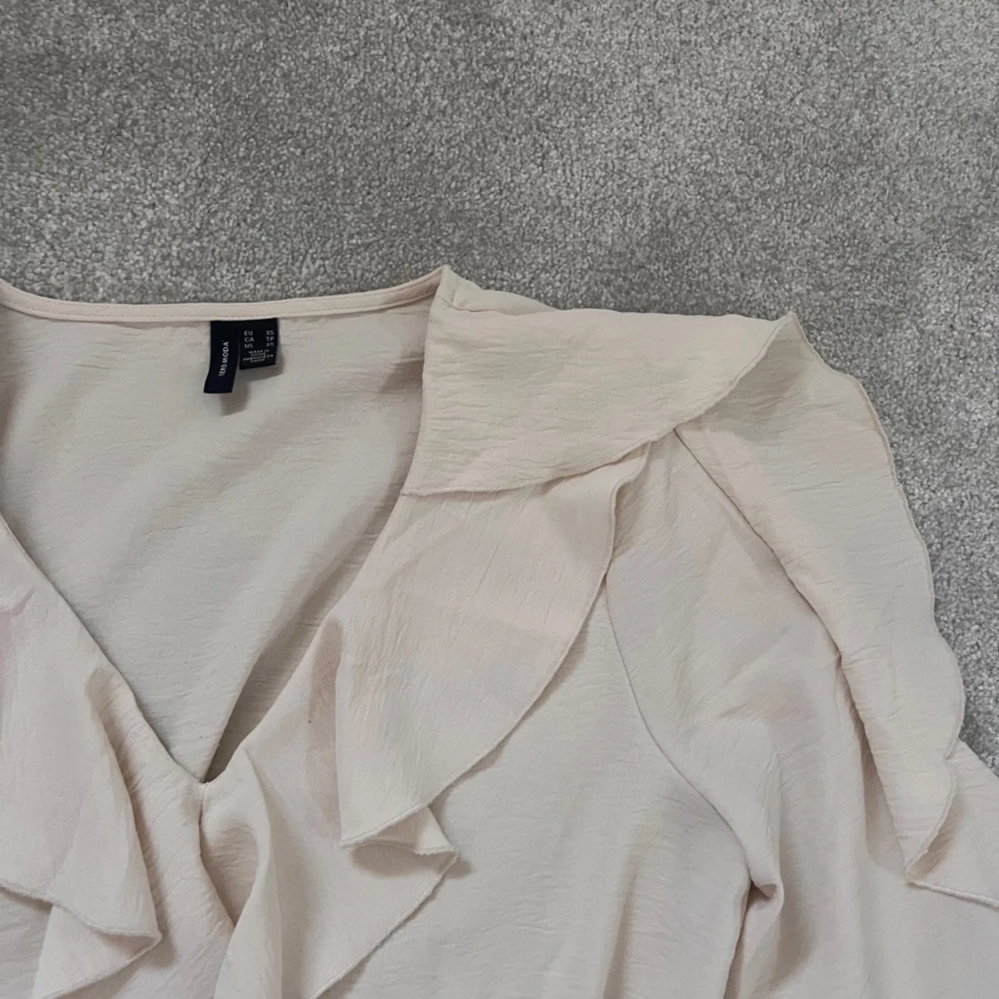 Beige volangblus från Vero Moda XS - 1