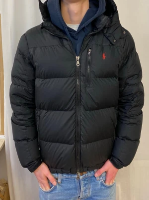 Ralph Lauren jacka  - Säljer en fet Ralph Lauren jacka i hyfsat bra skick , den är i storelk M och är perfekt ny under vinter för att håla dig varm. Den har ett litet håll på vänster arm men är täckt med svart tejp därmed man lägger knappt märke till den. Skriv för frågor eller funderingar 🤗