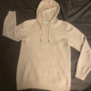 Beige merinoull hoddie - Säljer denna snygga beiga merinoull hoddie.                           Hör av dig om du vill ha fler bilder eller om du har någon fråga👍🏽