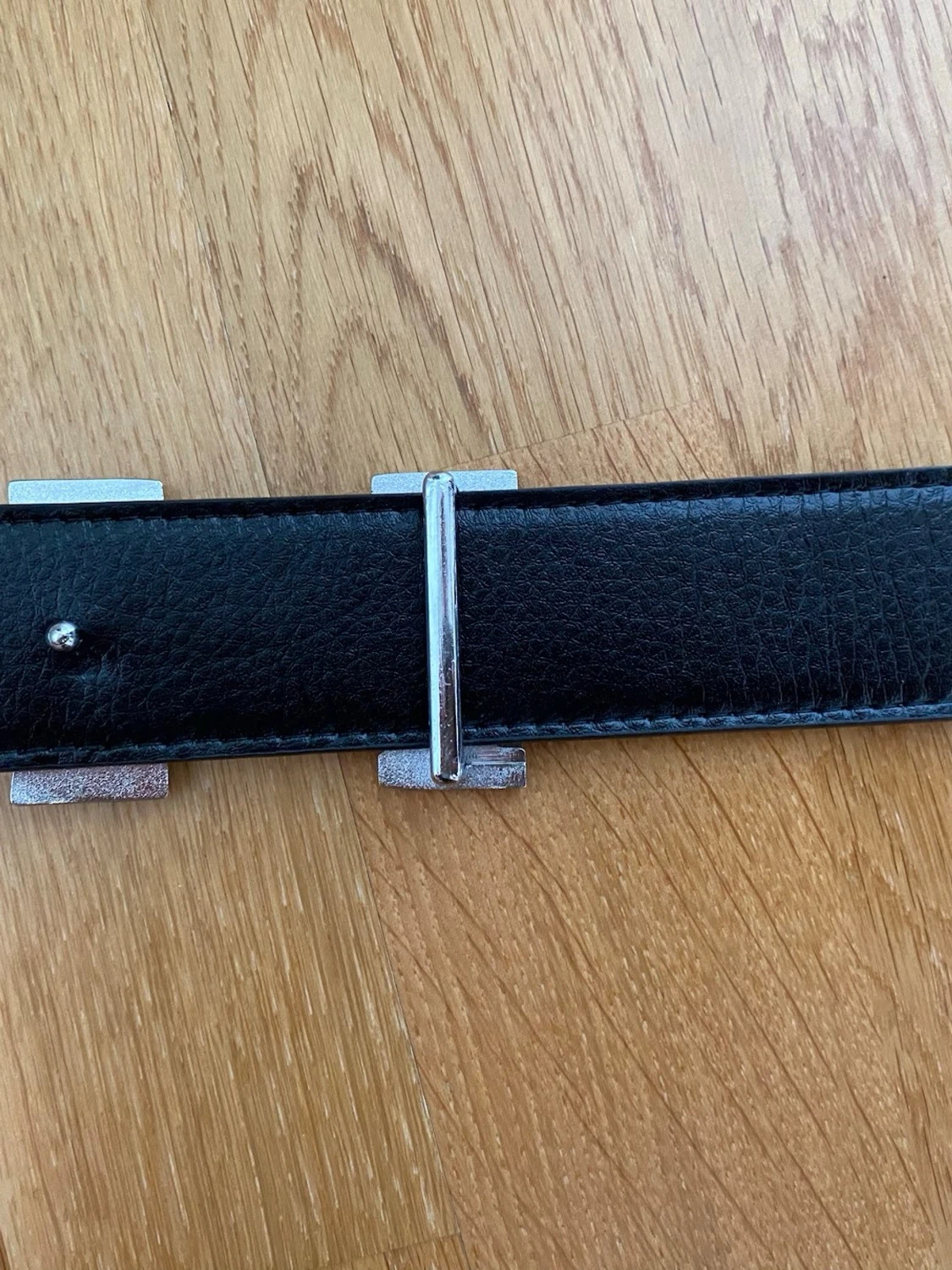 Svart skinnbälte med H-spänne - 2