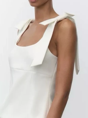 Zara topp - Snygg vit linnetopp med breda axelband som är uppsydda 1 cm.. Toppen har rak passform och fyrkantig ringning, vilket ger en stilren och modern look. Perfekt att matcha med jeans eller kjol för en fräsch sommarstil.