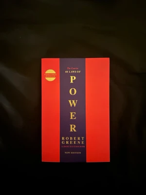 The Concise 48 Laws of Power - Upptäck de 48 tidlösa och definitiva lagarna om makt! Perfekt för dig som vill förstå hur man lyckas, påverkar och navigerar i dagens samhälle. Boken är en internationell bästsäljare och ger insikter om strategi, relationer och personlig utveckling.