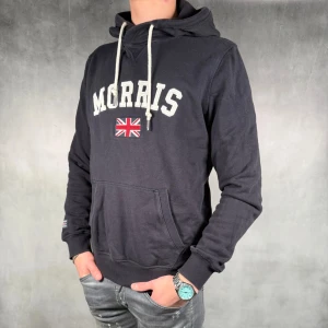 Morris Hoodie - - Morris Hoodie — Storlek S — 9/10 - Bra skick utan skavanker — Inkluderat - Hoodie — Retail 2000kr — Modellen är 180cm, 65kg