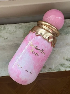Marshmellow blush parfym  - Marshmallow blush, 100 ml från Paris corner.  En söt gourmand doft som påminner om kayalis boujee marshmallow.  Ca 80% kvar.