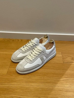 J.Lindeberg skor gats Maison margiela - Tjena! Säljer nu dessa J.Lindeberg gats skor. Storlek 42. Skick 9,5/10. Nypris på dessa är ca 3000 och mitt pris 999, (pris kan diskuteras vid snabb affär). Hör gärna av er vid minsta fundering/fråga. MVH JL Sellout 