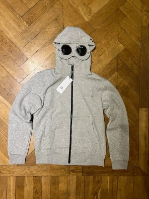 Cp company zip hoodie - Grå cp company zip hoodie med luva. Helt ny!