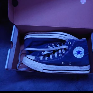 Blåa Converse All Star  - Säljer mina gammla converse all star. De är lite slitna men as snygga.