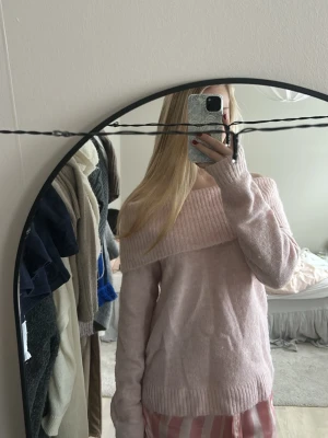 Ljusrosa offshoulder stickad tröja - En ljusrosa offshoulder stickad tröja som är perfekt för både sommar men även vinter💘 Mysig och snygg!!! Väldigt bra skick, använd typ 3 ggr ☺️ Ska strykas.