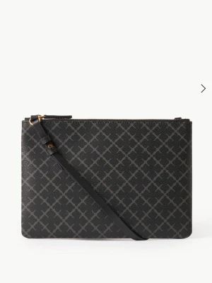 Svart rutig kuvertväska från By Malene Birger - Snygg svart kuvertväska med rutigt mönster från By Malene Birger. Perfekt storlek för det viktigaste och stilren design som passar till många outfits. Använd typ 3 gånger så nästintill ny. Kommer med en totebag!