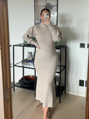 Beige ribbad långklänning med puffärm - Helt ny. Endast testad.  Nypris 1695:-