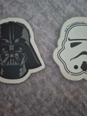 2 starwars suddgummin - Säljer 2 st starwars suddgummin i svart och vit. Helt nya och jätte gulliga