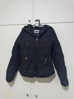 Jacka Vero Moda  - En jacka från Vero Moda i stl xs säljs för 150 kr.