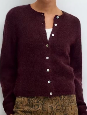 Vinröd kofta med knappar - Säljer denna jättesnygga vinröda stickade koftan från Gina💗Koftan är i bra skicka och nästan aldrig använd, men säljer pågrund av att den inte kommer till användning! Skriv för prisförslag eller fler bilder💗