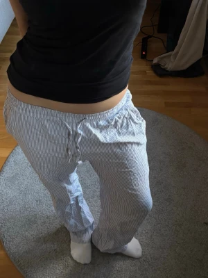 Randiga mysbyxor - 🤍🤍🤍