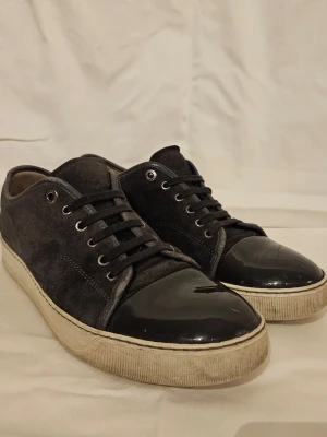 Mörk Grå Lanvin skor - Tja säljer nu mina mörkgråa lanvin skor då jag är intresserad av nytt! med skorna så ingår Dustbag och skorna är i storlek 43 men är väldigt stora så skulle säga att de passar 44-45 skorna är använda flertal gånger men ser väldigt bra ut // helst söker jag pengar men kan även ta emot vissa byten priset är inte hugget i sten men kom inte med några SCAMBUD // Skickar samma dag!!🚛