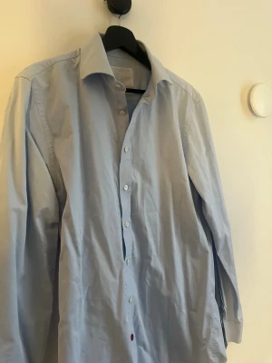 Oscar Jacobson skjorta - Ljusblå Oscar Jacobson skjorta, passar perfekt till vardags eller under kavajen, eller till slips, en riktig stilskjorta. Storlek: M eller 40 i skjortstorlekar | skick: 9/10, mycket lite användning | pris: köpt för ca 1000 kr på rea, säljer för 150kr🤩🙌