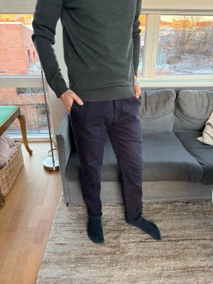 Oscar Jacobson chinos - Jätte snygga chinos byxor från Oscar Jacobson, storlek S motsvarande 46. Midjemått: 43 cm Innebenslängd: 76 cm. Problem med dragkedjan se bild. Nypris= 2000