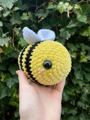 Virkat gosedjur bi - Ett jättesött virkat bi som är väldigt fluffig och mjuk!   ‼️BRA ATT VETA:  Den går att göras i andra färger. Bara kontakta mig så kan vi komma överens om du önskar andra färger.   Den är inte lämplig för barn under 3 år pga plastögonen.  