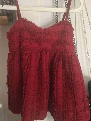 Röd volangig linnetopp - Använt 1-3 gngr vet ej vart den är ifrån därför billigt pris! 