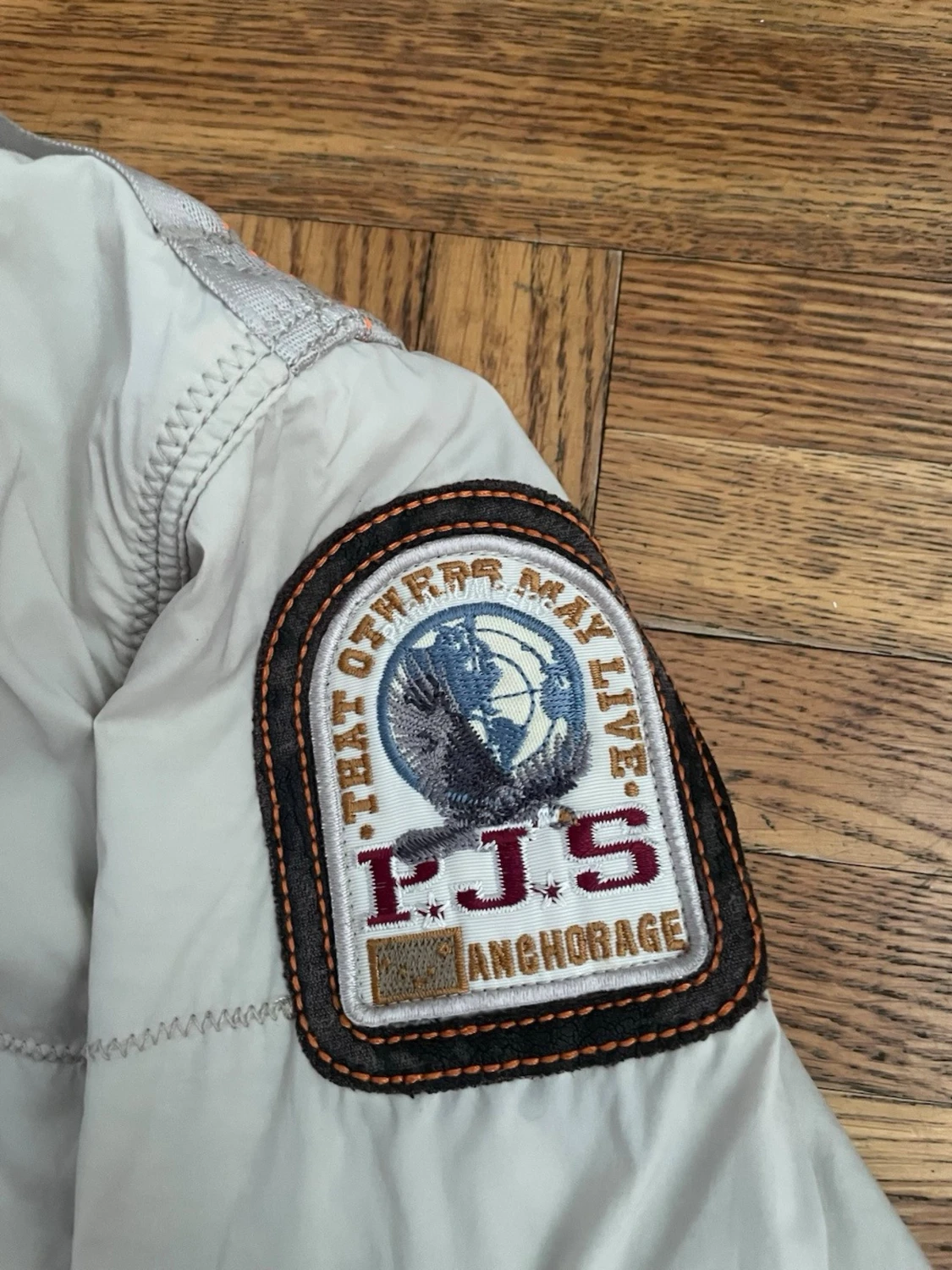 Ljusgrå vindjacka från Parajumpers - 1