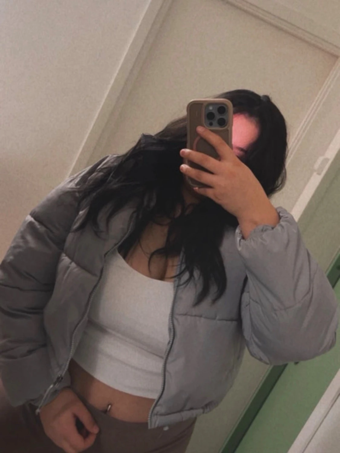 Grå croppad pufferjacka med dragkedja