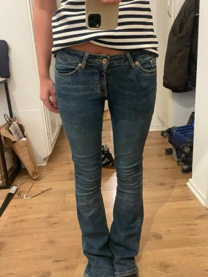 Blå bootcut jeans med låg midja - Jätte snygga simpla bootcut jeans från veromoda!
