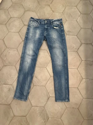 Replay jeans i ljusblå tvätt, storlek 32 - Säljer ett par snygga Replay jeans i ljusblå tvätt med slitningar. Storlek 32/32 slim fit. Om ni har några funderingar är det bara så en pling🙏