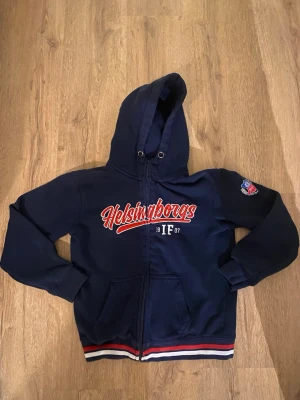 Helsingborg If hoodie/150 - En rikigt snygg hif hoodie passar dig som gillar fotboll och hif den är rättså liten men snygg.