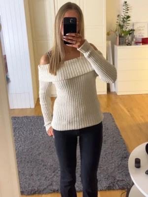 Off-shoulder tröja  - Säljer denna jättefina off-shoulder tröjan från Lindex🥰 Orginalpris 400kr, endast använd en gång💕Den är uppvikt längst ner ca 3cm så den är lite längre egentligen💕