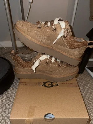 UGG sneakers bruna kan diskutera pris) - Säljer mina uggs lowmel, använt typ 3-4 gånger, har digital kvitto på de! Du får med skolådan till skorna, de är som nya, 100% bra condition!