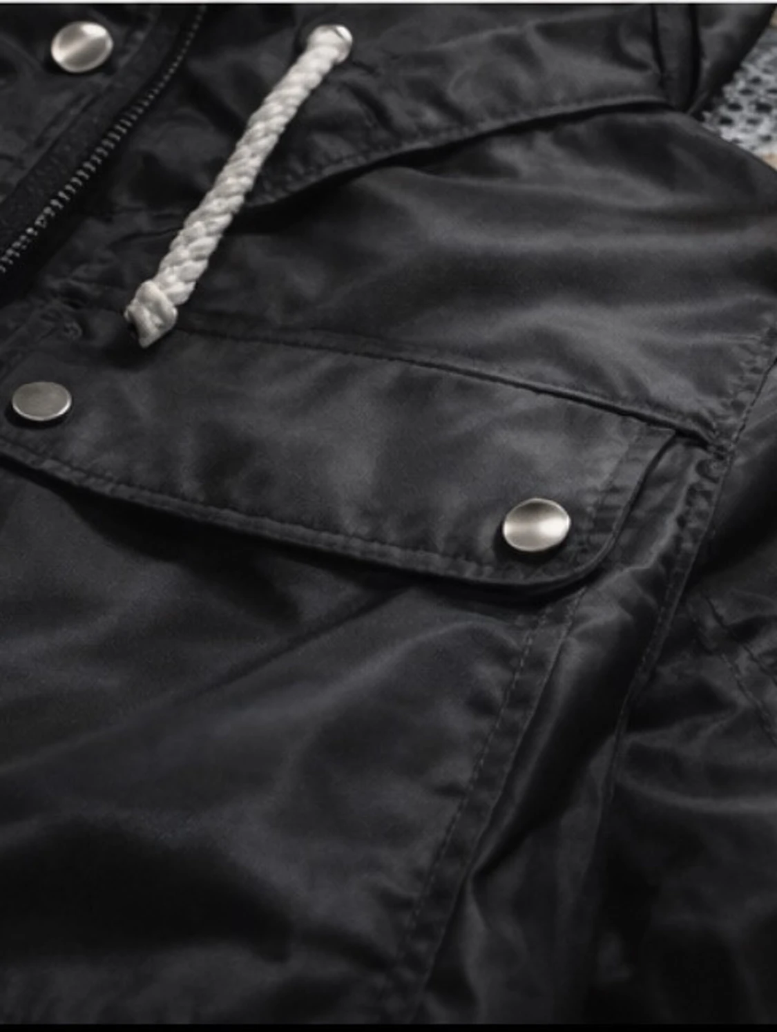 Svart vindjacka med huva och snörning - 1