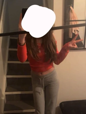 Röd croppad offshoulder topp - Säljer en snygg röd croppad topp med offshoulder-design och långa ärmar. Toppen har en tight passform och är perfekt för dig som gillar att sticka ut med färg. Materialet känns mjukt och stretchigt, vilket gör den bekväm att bära hela dagen.