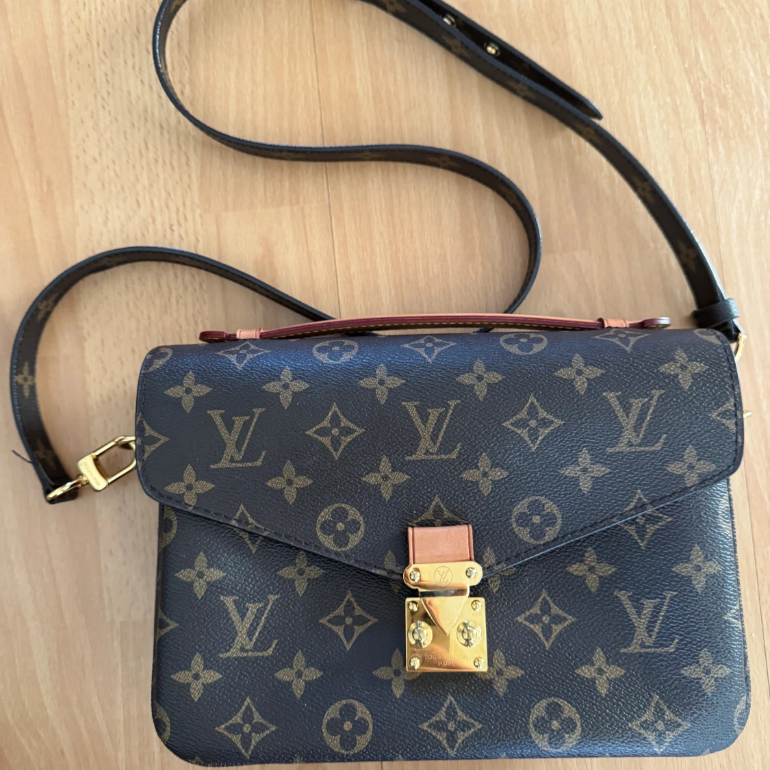 LV Monogram axelväska 