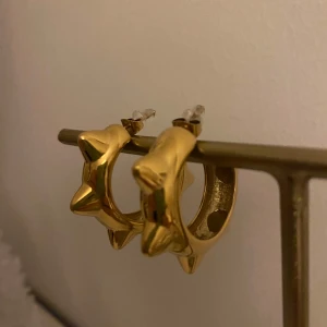 Öronhänge  - Creol guldpläterad öronhänge 37 mm med mässing eller stål under från ur och Penn . Oanvända 