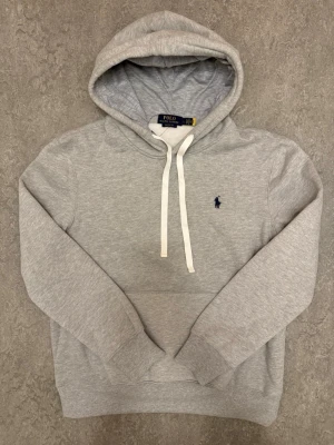 Ralph Lauren hoodie - Tja! Säljer denna riktigt snygga gråa Ralph Lauren hoodien i storlek L men den passar också M! Den är  helt ny, bara prövad. Priset är ej hugget i sten! Tveka inte att kontakta vid frågor eller funderingar! 