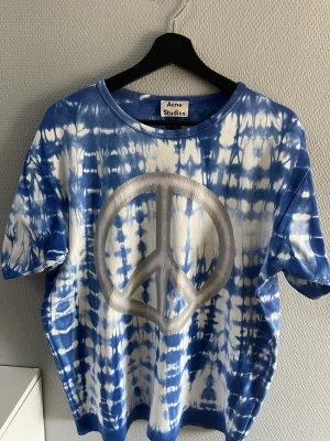 Acne Studios Niagara Peace SS17 - Acne T från ss17. Storlek S men oversized så den sitter mer som M/L. Skön och oversized fit. Trycket har sprickor. 