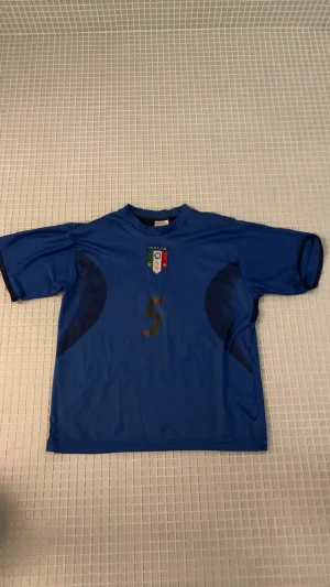 Cannavaro t shirt från VM vinst 2006 - T shirt på den italienska legenden cannavaro. Den enda mittbacken som har vunnit ballandor! Denna t shirt från när Italien vann vm 2006. Legendarisk!